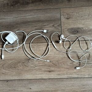 Apple Wired EarPods + Lightning Cable + Wall Charger Bundle (White)